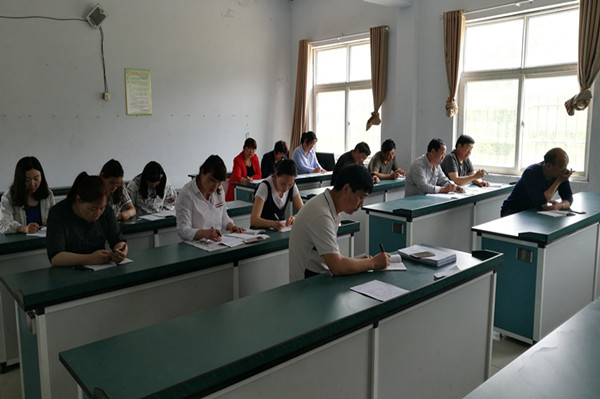 全体老师正在开会