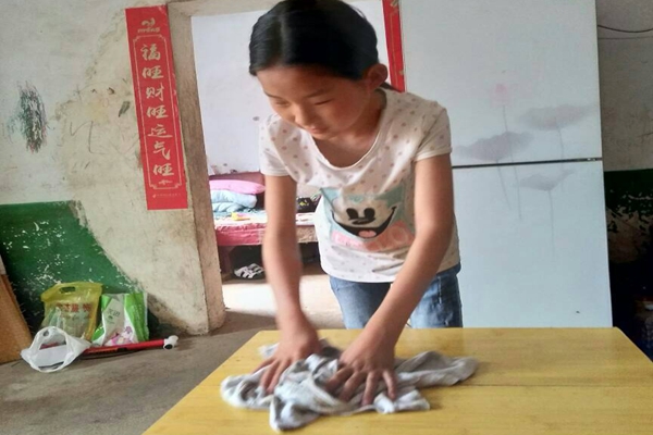 帮妈妈擦桌子