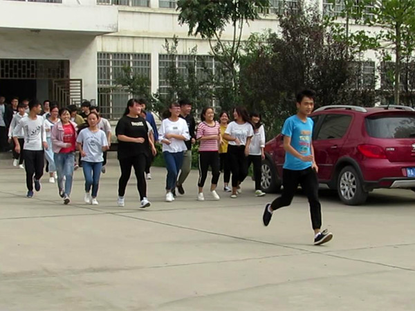 消防演练学生逃生示范视频教程 2017092851452213.jpg