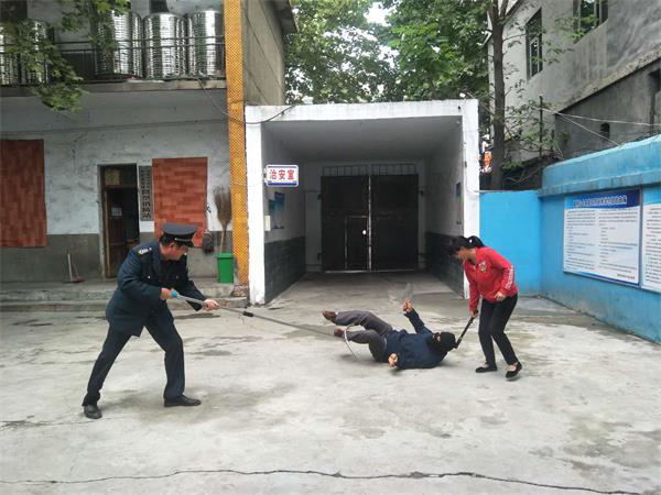 每个班级都用心出了以资助,感恩,励志为主题的