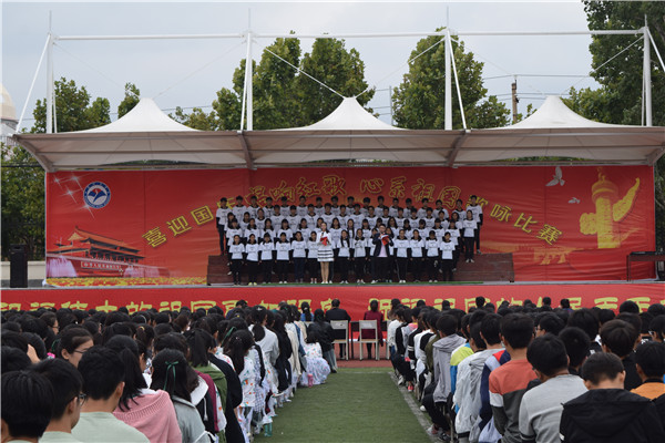 [嵩阳高中]凝心聚力展示班级风貌 唱响红歌献礼伟大祖国