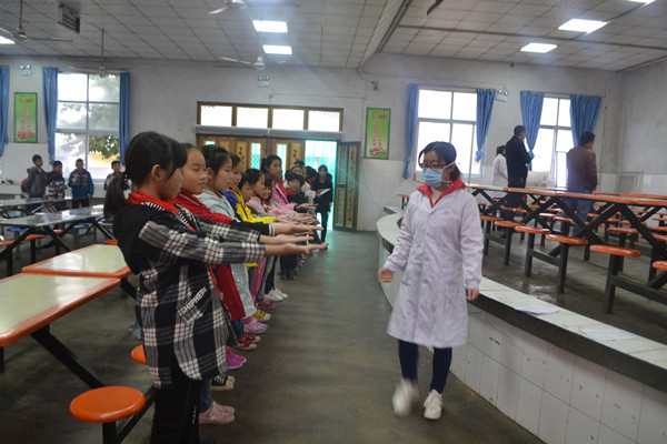 登封市人民医院的医务人员来到石道乡中心小学,对全体学生进行了体检