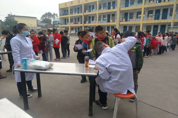 10月25日上午,登封市城区学生到阳人民第二小学体检医院开展v城区.课小学如何阅读上图片