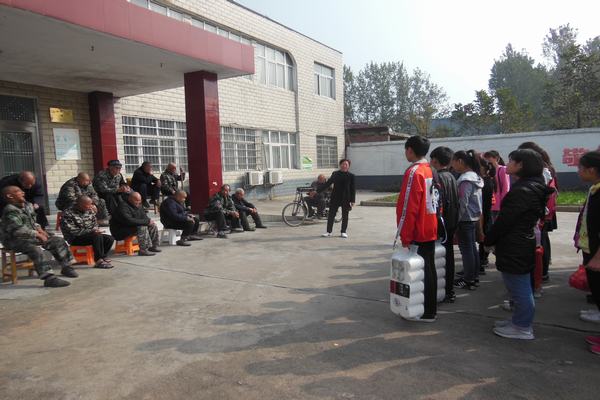 [告成] 告成初中的共青团员去敬老院里干什么