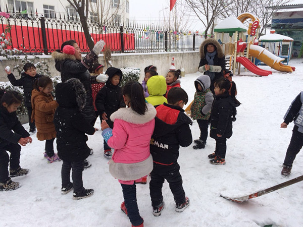 雪景,感受冬天的美好,1月5日上午唐庄精英幼儿园的教师们带领幼儿进行