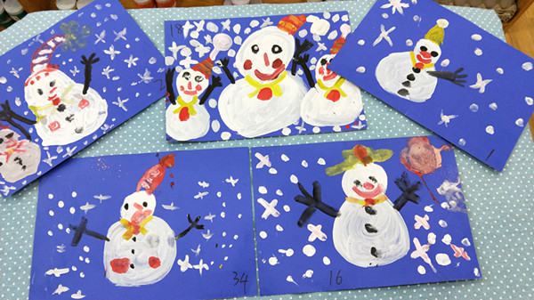 大四班的水粉画"雪孩子"