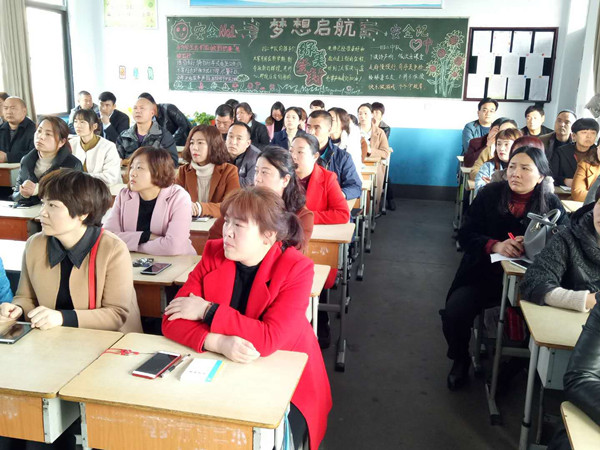 家长会上班主任讲资助政策 家长认真听 资助黑板报 为扎实开展2018学生资助工作,使资助政策公开透明,让每一位贫困学子都能享受到应有的教育资助,商埠街小学积极开展教育资助宣传工作。 3月28日下午,学校召开家长会,向所有家长全面传达上级资助政策,并详细介绍了2018春季教育资助的资助对象、资助标准以及办理程序和所需材料,并给家长发放资助政策宣传资料。 据悉,学校十分重视学生资助工作,有专人负责,定期召开全体教师会议,进行资助政策的培训学习。各班班主任认真细致地了解本班的建档立卡户,贫困家庭等,确保零