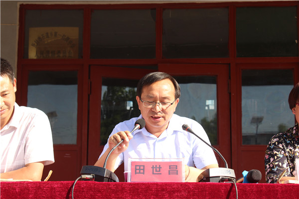 本次开学典礼由副校长贺小平主持.