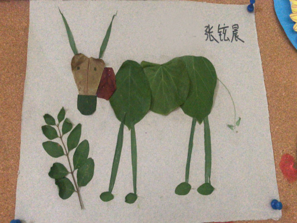 树叶拼图——小牛吃草图片