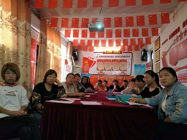 讲解贫困资助政策 家长认真聆听 根据中心校资助会议精神,进一步做好幼儿园资助工作,送表矿区实验幼儿园贫困资助负责人钱丽霞老师,于9月14日,在幼儿园会议室召开贫困资助家长会议。 会上,钱老师向家长们宣传了学前贫困资助政策,发放了《致幼儿家长的一封信》,并向家长解读资助对象及注意事项,她从具体申请条件、认定原则、认定工作的组织、认定证明材料、认定程序几个方面,向家长详细讲解学前资助办理程序,让家长了解资助政策,确保学前教育政府助学金工作顺利开展。 通过此次贫困资助家长会议的召开,及时让广大人民群众了解党