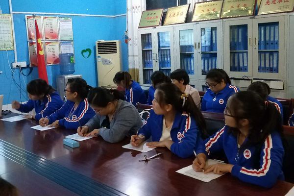学习主席讲话精神 学习李芳老师先进事迹 与会教师认真学习并记录 抽查学习记录 扎实做好党建工作,用立德树人为教育打上精神底色,是习主席在全国教育工作会议上的讲话精神,更是教育人追求的目标。为进一步推进校园党建工作,培养出符合新时代需求的道德高尚的合格教师,石道乡童乐幼儿园于9月25日组织全体教师进行了政治学习暨师德培训活动。 晚上19:00政治学习暨师德培训活动正式开始。学习活动由园长赵洪昌主持并主讲,主要学习了习近平主席在全国教育工作会议上的讲话精神和师者无私,风范永存的李芳老师的先进