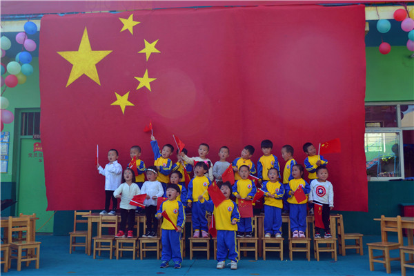 朝气蓬勃的精神风貌,9月30日,大冶镇镇直第二幼儿园举办"红歌嘹亮