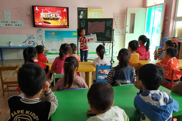教师讲述国庆节意义 幼儿分享自己绘画 幼儿绘画展示 金秋十月、丹桂飘香,为了培养幼儿爱国情感,感受传统文化精髓,9月30日,登封市中岳办蓓蕾博雅幼儿园充分利用这一教育契机,开展了迎国庆童心共绘中国梦主题作品展活动。 此次活动以班级为单位,老师们精心设计组织、孩子们积极参与,以绘画、手工、小制作等多种形式创作出一幅幅生动丰富、各具特色的作品。每一幅作品都是无声的语言,孩子们用文字和图案传情,用稚嫩的双手为祖国妈妈奉上生日的礼物,抒发了对祖国美好未来的憧憬与祝福。 节日主题教育,是幼儿园不变的主旋律。
