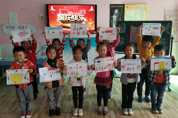 教师讲述国庆节意义 幼儿分享自己绘画 幼儿绘画展示 金秋十月、丹桂飘香,为了培养幼儿爱国情感,感受传统文化精髓,9月30日,登封市中岳办蓓蕾博雅幼儿园充分利用这一教育契机,开展了迎国庆童心共绘中国梦主题作品展活动。 此次活动以班级为单位,老师们精心设计组织、孩子们积极参与,以绘画、手工、小制作等多种形式创作出一幅幅生动丰富、各具特色的作品。每一幅作品都是无声的语言,孩子们用文字和图案传情,用稚嫩的双手为祖国妈妈奉上生日的礼物,抒发了对祖国美好未来的憧憬与祝福。 节日主题教育,是幼儿园不变的主旋律。