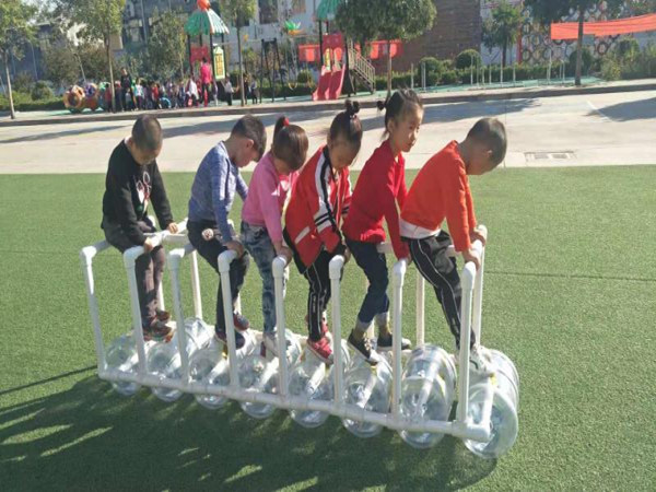 幼儿合作玩开火车游戏