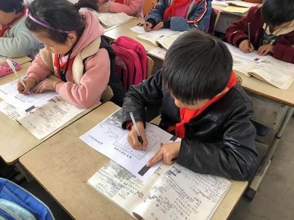 学生坐姿端正
