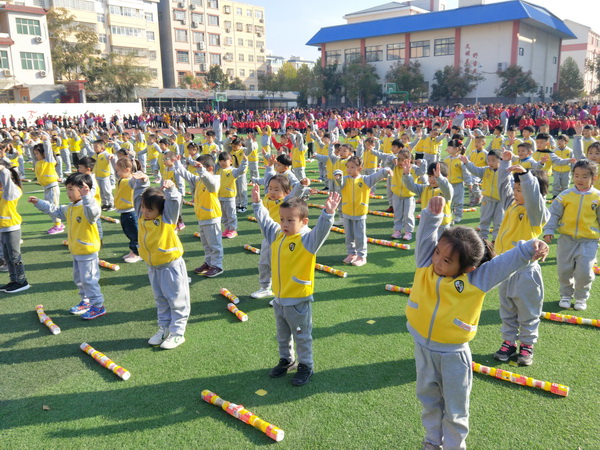 正文  为了丰富幼儿的生活,提高幼儿参与体育活动的兴趣,发展幼儿动作