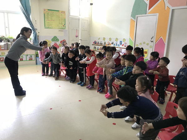[嵩阳办]嵩阳实验幼儿园幼儿开展"会跳舞的手指"幼儿手指游戏展示活动