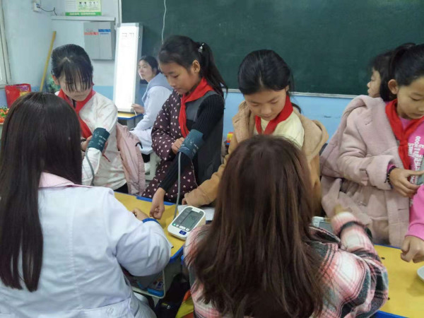 组织医务人员到东华镇周庄小学对一至六年级学生进行了全面健康体检