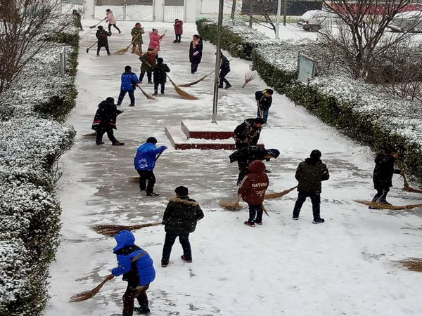 五年级学生扫雪