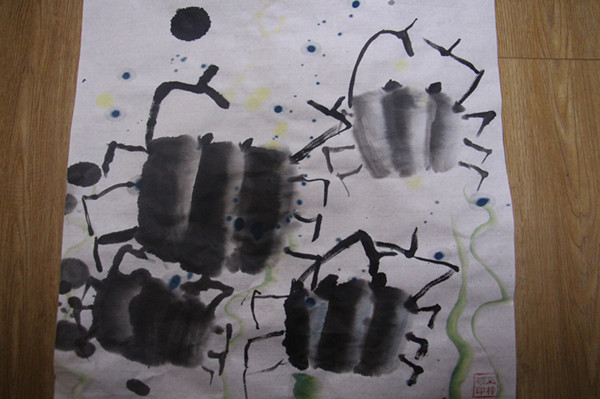 副园长韩秋红向参与评价的老师讲评价规则 幼儿画水墨画 幼儿画水粉画 中班幼儿做画 作品评价 幼儿作品:水粉画花瓶 幼儿作品:水墨画丝瓜 幼儿作品:水墨画螃蟹 为了激发幼儿感受美、表现美、创造美的情感,体验创作的兴趣,更好地了解孩子们在美术绘画方面的发展和作画习惯的养成情况,促进园本课程再发展。1月14日,嵩阳中心幼儿园进行期末幼儿绘画基本功评价活动。 评价活动要求每班自己推荐5名幼儿参与现场作画,时间为小班25分钟,中班30分钟,大班35分钟以内,采取意愿画的创作形式。整个活动,有幼儿园业