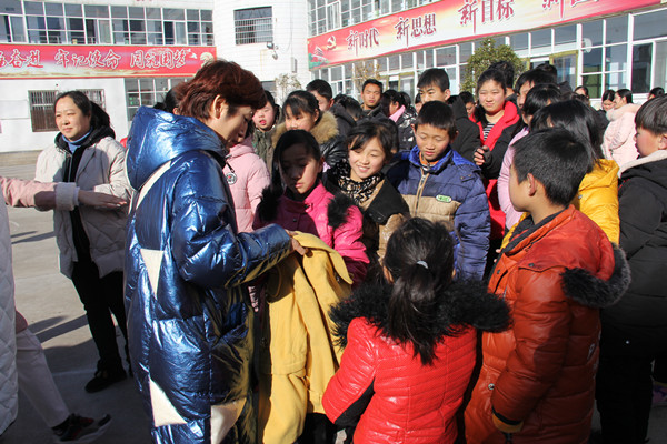 登封市睿丽生活馆的候小红女士和她的爱心团队成员来到登封市聋哑学校