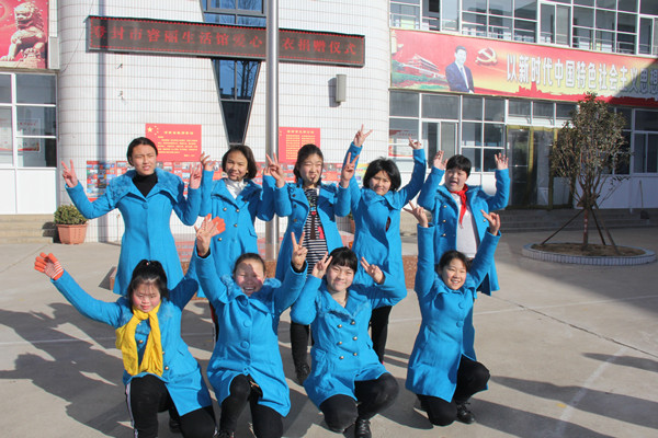 登封市睿丽生活馆的候小红女士和她的爱心团队成员来到登封市聋哑学校