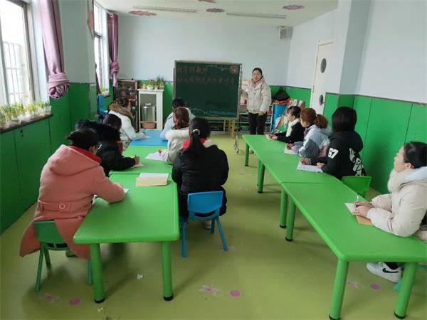 马老师给全体教师培训幼儿园规章制度及师德修养
