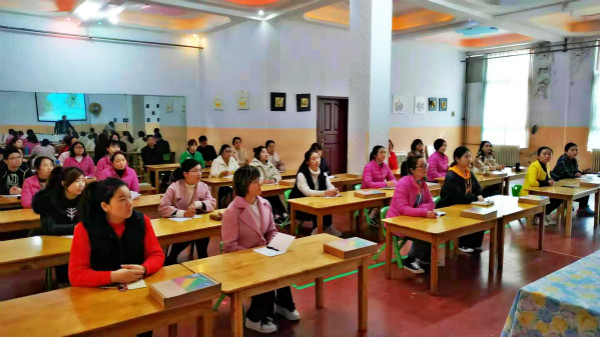 美术教学活动,2019年3月8日,登封市白坪新区幼儿园邀请了姬新建老师给