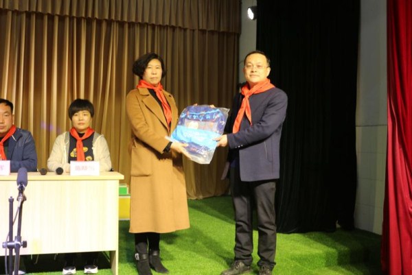 告成春满校园爱心捐赠