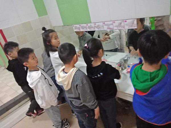 有序地排队洗手,仔细检查是否洗干净
