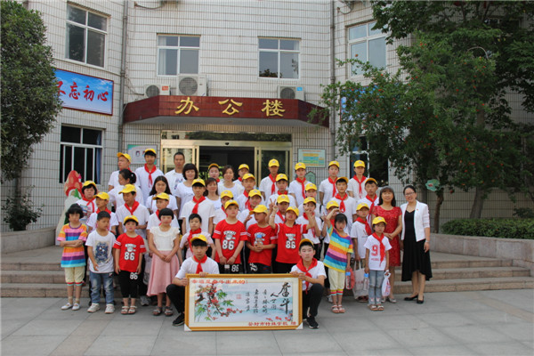 登封市聋哑学校的孩子们到该校参加崇高路小学"和梦一起飞"第24届校园