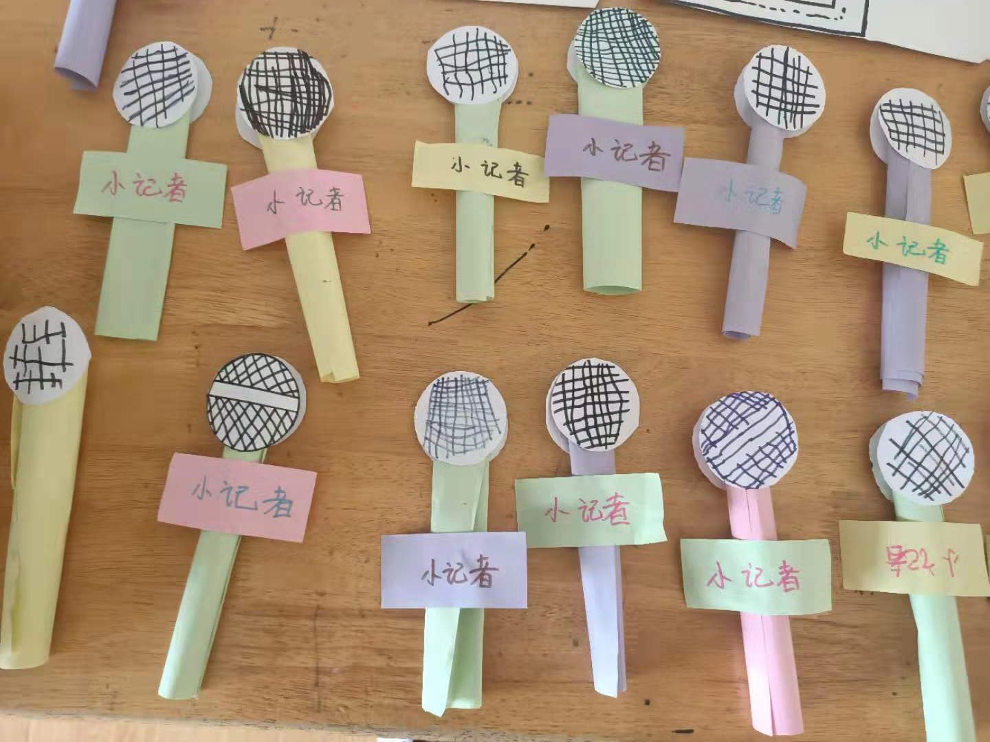 孩子们自己制作的话筒