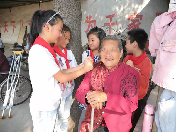 孩子们为老奶奶捶背讲故事