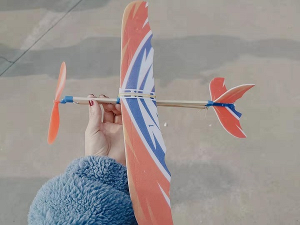 孩子们的航天手工模型展示