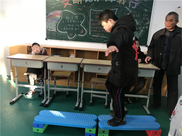 的元旦,丰富学生在校生活,1月1日上午,登封市聋哑学校各班张灯结彩,欢