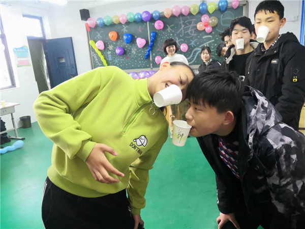 的元旦,丰富学生在校生活,1月1日上午,登封市聋哑学校各班张灯结彩,欢