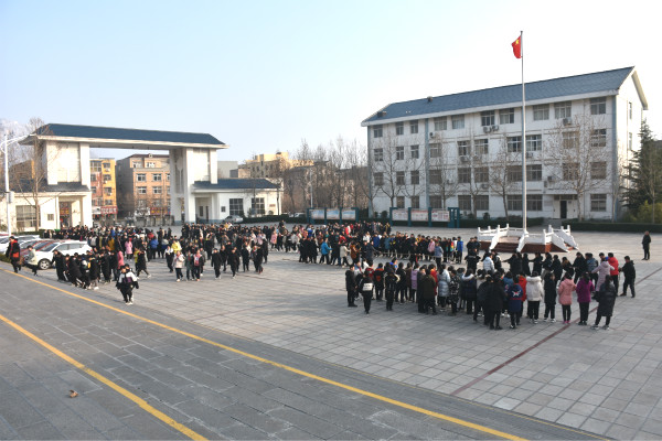 传承健康向上的体育精神,1月15日上午,登封市嵩阳中学举行了"迎新春"
