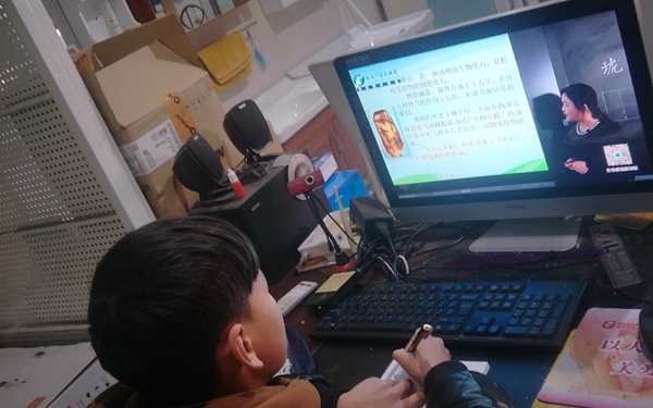 学生通过电脑观看"名师同步课堂"