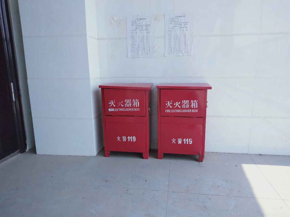 放置好的灭火器箱及灭火器