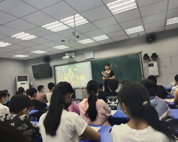 [白坪] 白坪新区实验学校小学部组织青年教师进行课堂