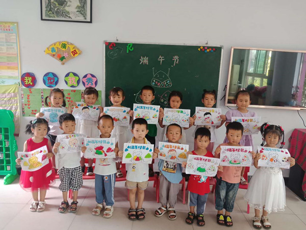 小班组绘画活动"我们的节日"