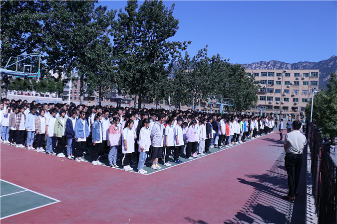 根据登封市教育局关于"九·一八"防空疏散演练的相关要求,嵩阳高中于