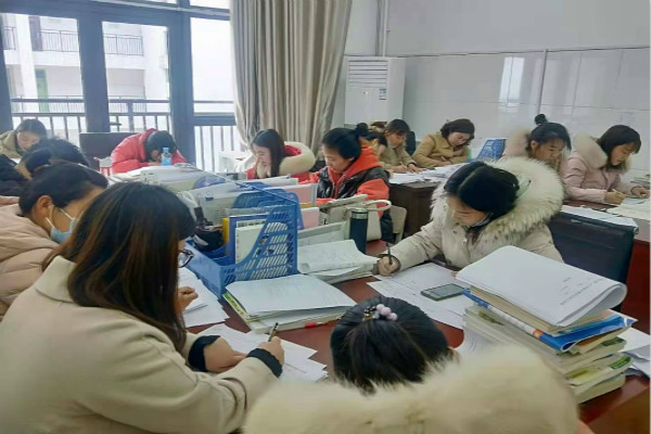 进行讨论英语 2021022558012793.jpg