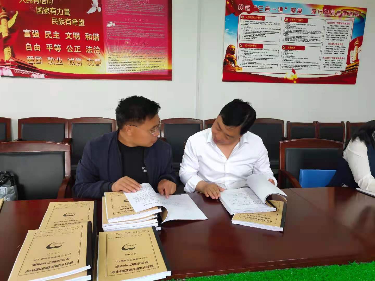 冯俊涛老师和曹新锋老师对初中资助档案进行查阅.jpg