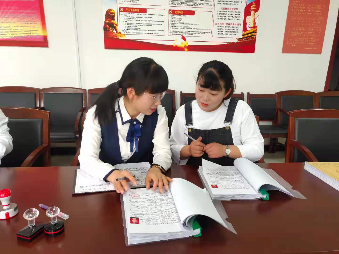 分组对幼儿园资助申请材料进行检查.jpg