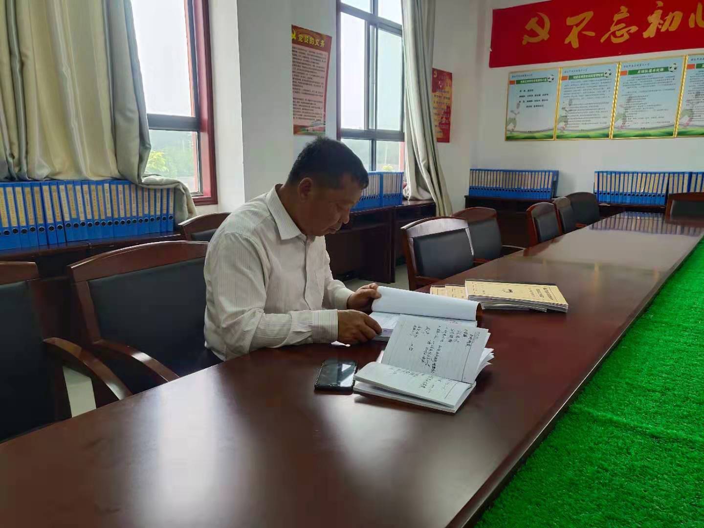 资助负责人郭永和抽取部分资助档案进行查阅.jpg