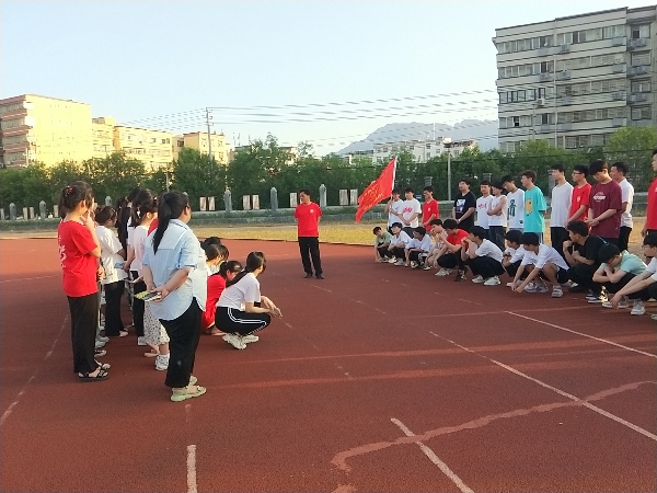 登封一中校长冯刚省为三六班学生做考前心理辅导.jpg