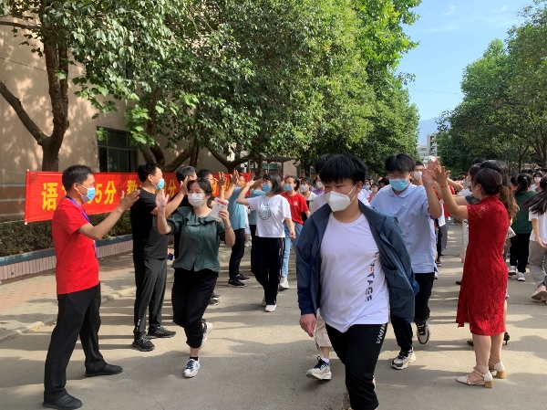 登封一中，老师送你们进考场.jpg