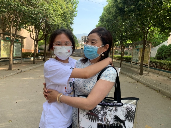 登封一中孩子们和班主任深情拥抱.jpg
